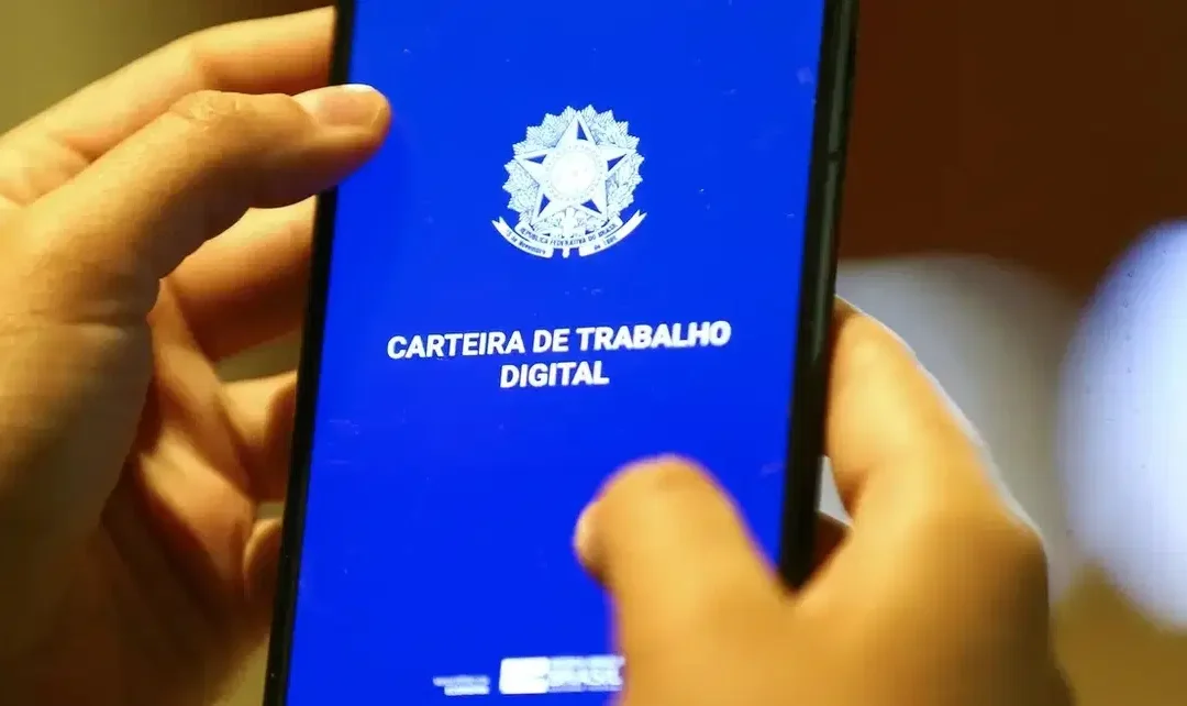 Taxa de desemprego fica em 7,6% no trimestre até outubro, afirma IBGE