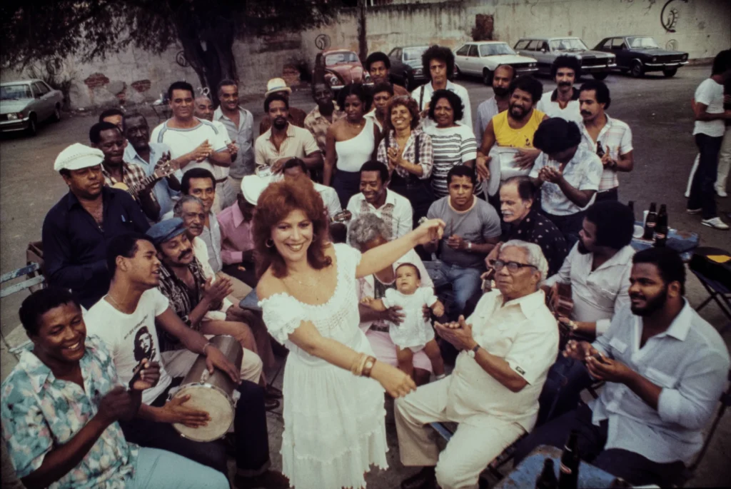 Beth Carvalho cantando em uma roda de samba.