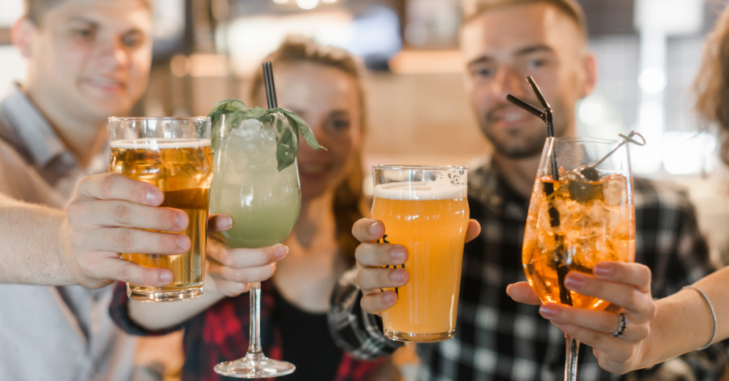 Jovens bebendo bebidas alcoólicas