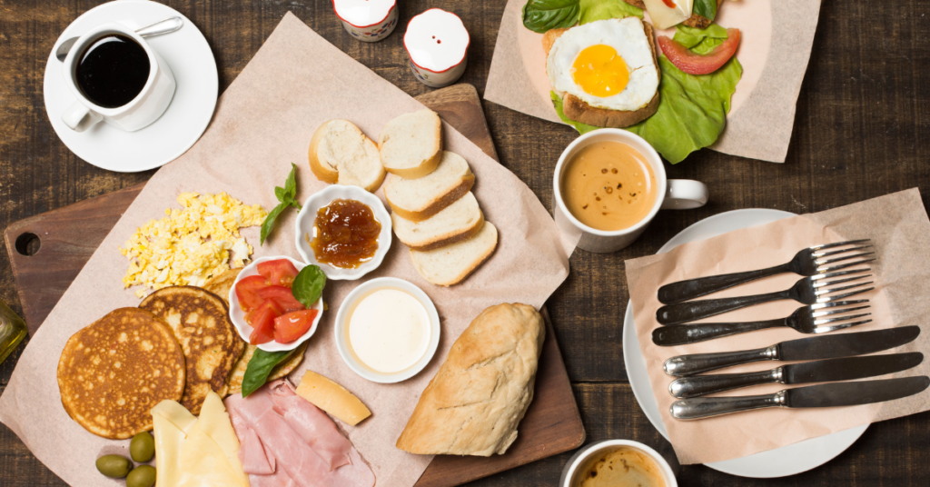 Café da manhã saudável com ovos e queijo