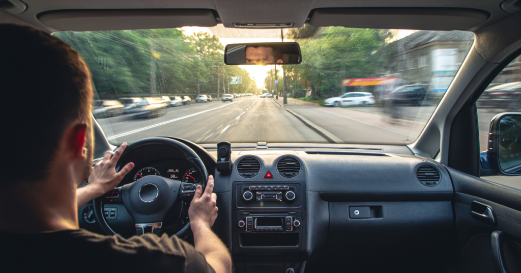 Motorista com braços dentro do carro