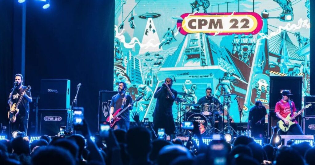 CPM22 no palco durante show