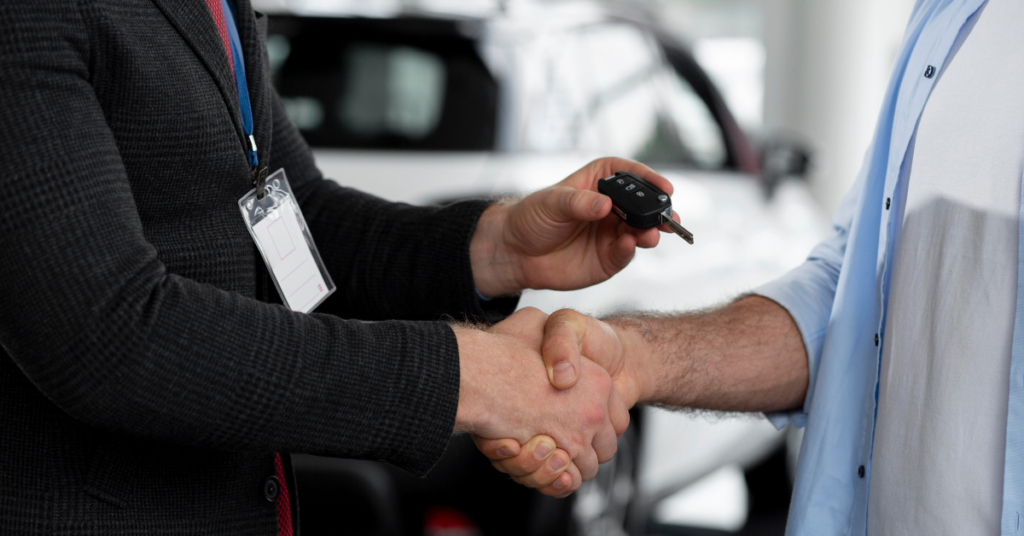 Vendedor vendendo carro para cliente