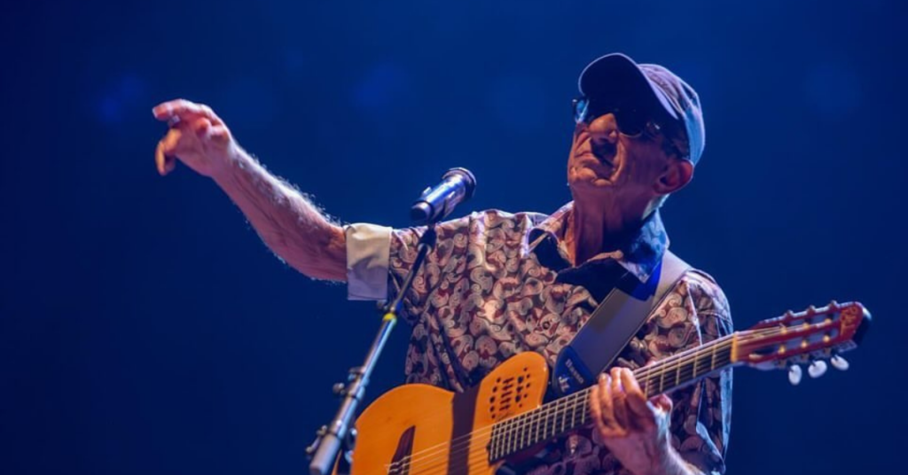 Raimundo Fagner durante uma apresentação no Cine Teatro São Luiz