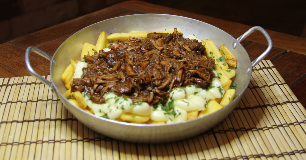 Prato de fritas com carne do Buteco Novo.