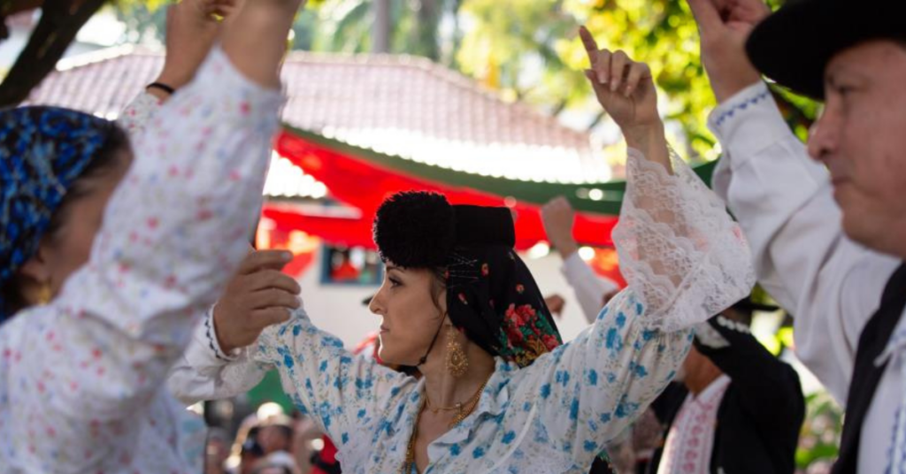 Mulher dançando dança típica de Portugal.