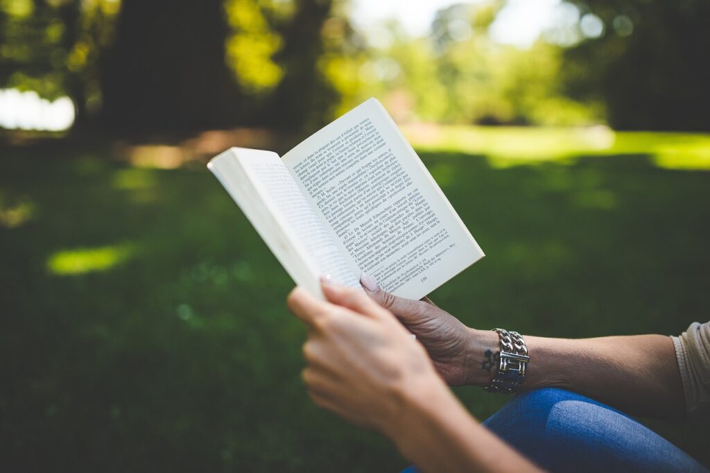 mulher lendo livro em parque