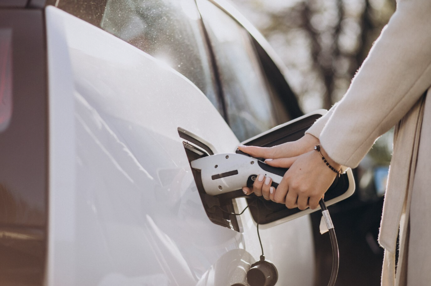 Carro elétrico sendo abastecido