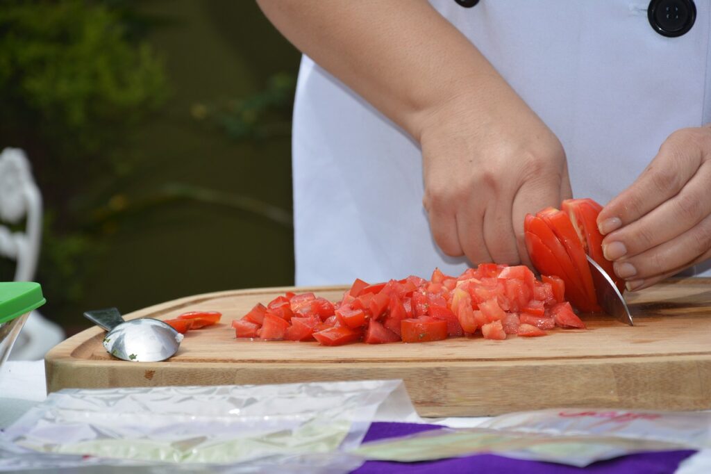 Pessoa cortando tomates