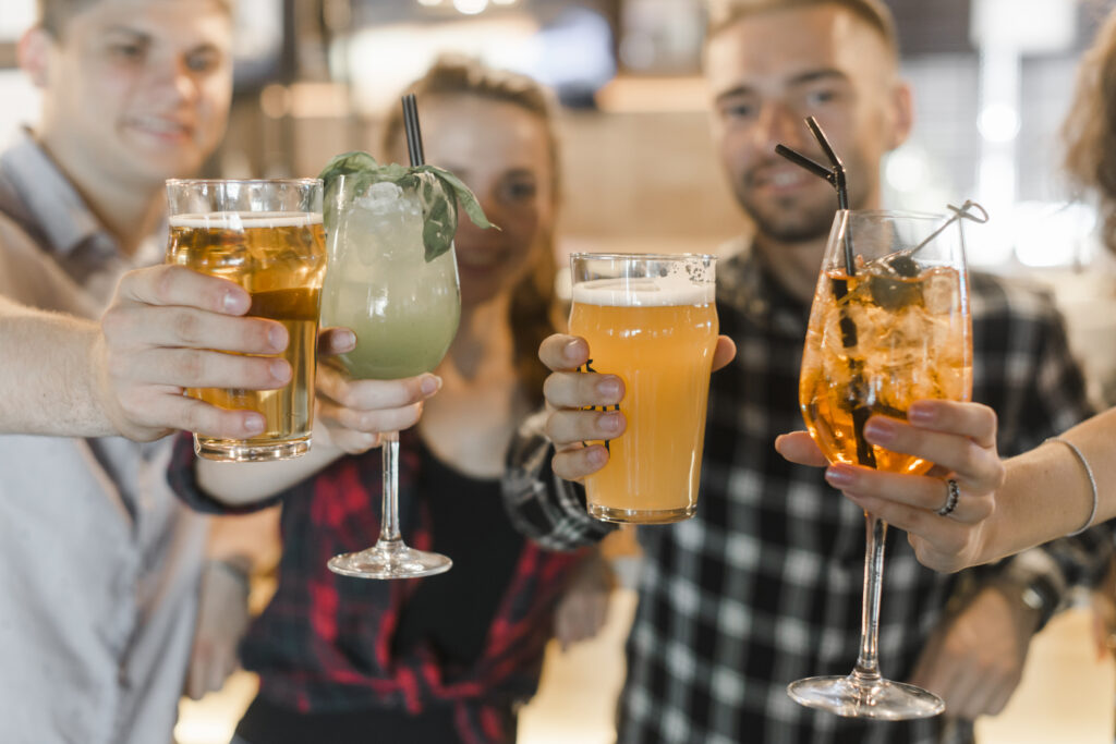 Pessoas brindando com bebidas