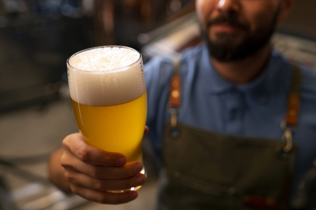 Homem segurando taça de cerveja