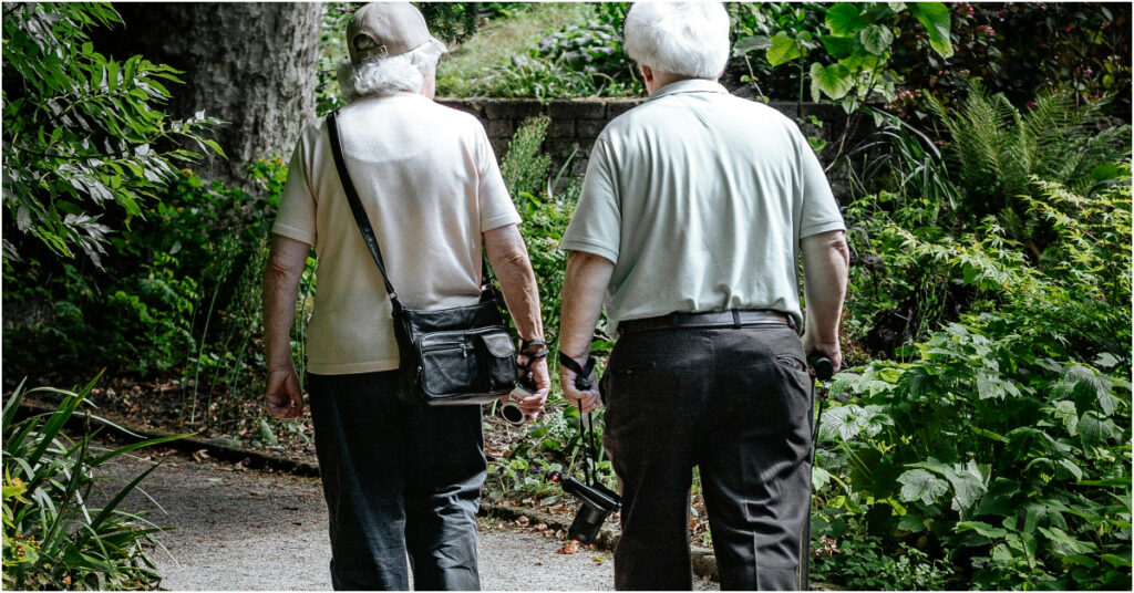 idosos caminhando juntos