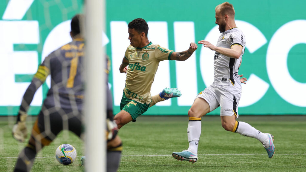 O jogador Marcos Rocha, da SE Palmeiras, disputa bola com o jogador do Criciúma EC, durante partida válida pela vigésima sexta rodada, do Campeonato Brasileiro, Série A, na arena Allianz Parque.