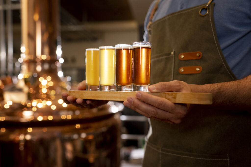 Quatro copos cheios com cerveja