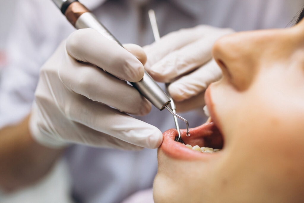 Mulher sendo tratada no dentista