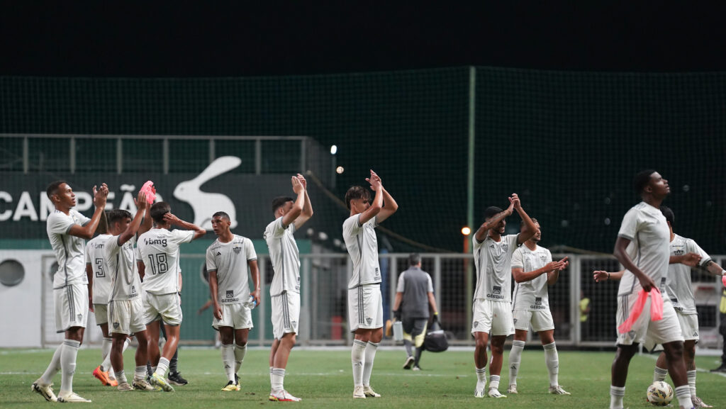 Jogadores do Atlético aplaudem torcida no Independência