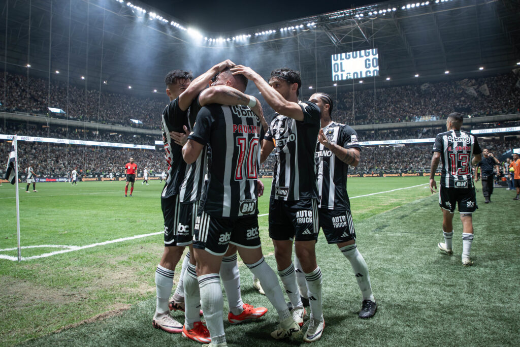 jogadores do atlético comemorando