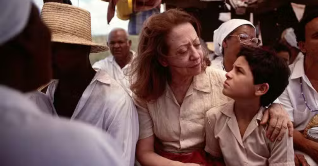 Fernanda Montenegro e Vinícius de Oliveira em uma cena de Central do Brasil