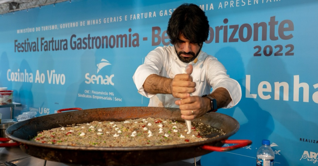 Chef cozinhando ao vivo no Festival Fartura, em 2022.