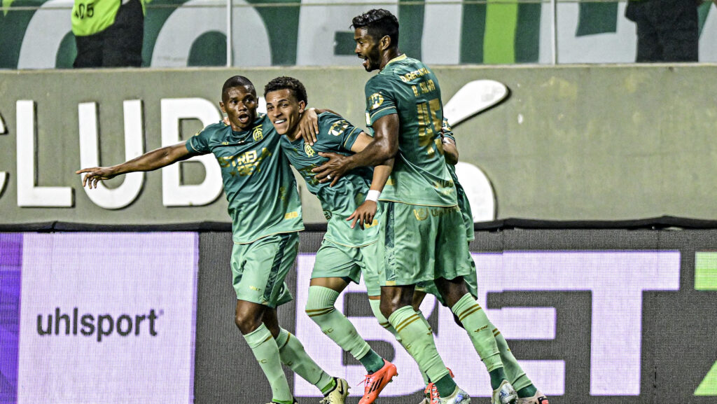 jogadores do américa comemorando