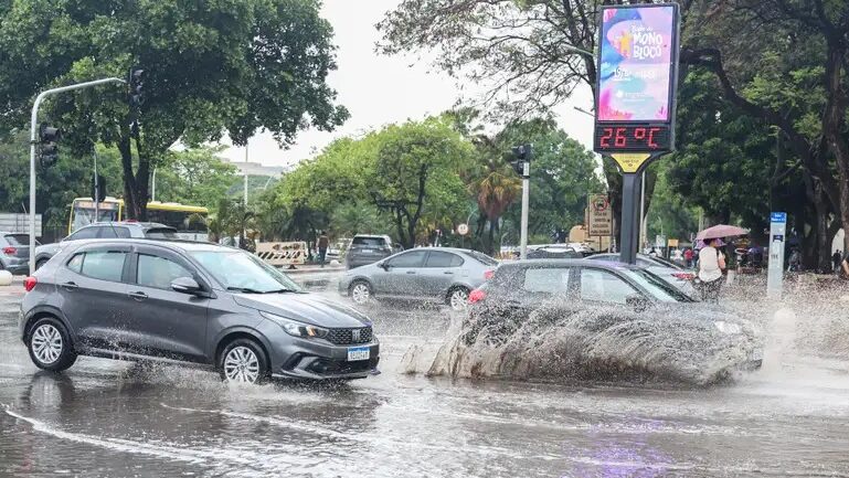 carros andando durante chuva