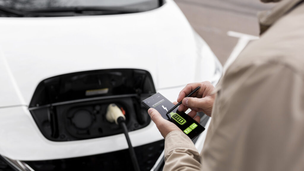 Homem inspecionando carro elétrico