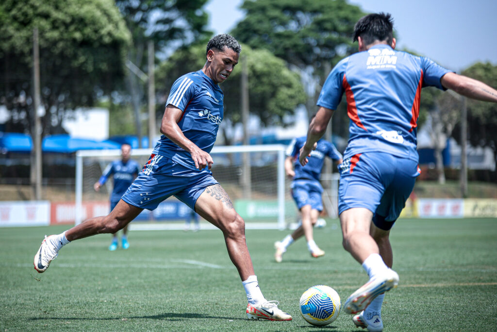 jogadores do cruzeiro em treino