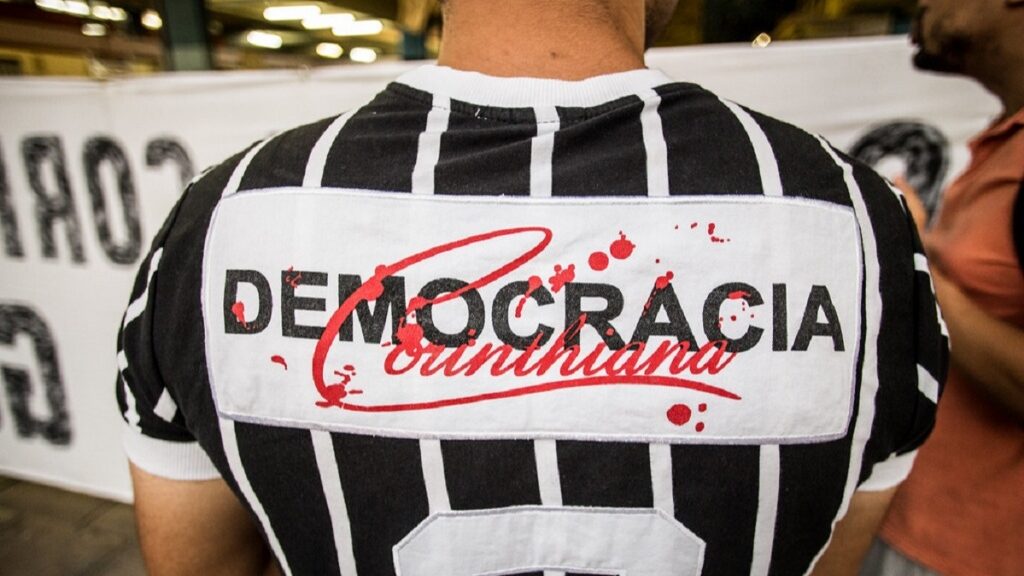 Camisa com os dizeres: democracia corinthiana