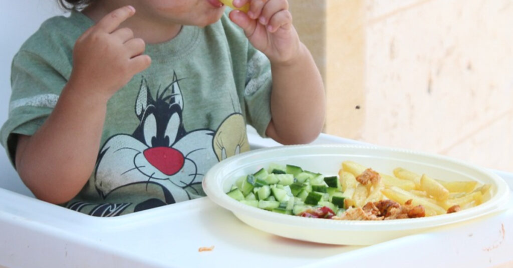 criança comendo