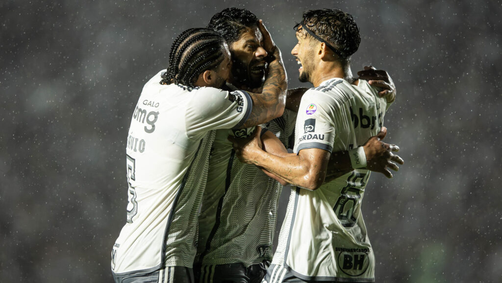 jogadores do atlético comemorando