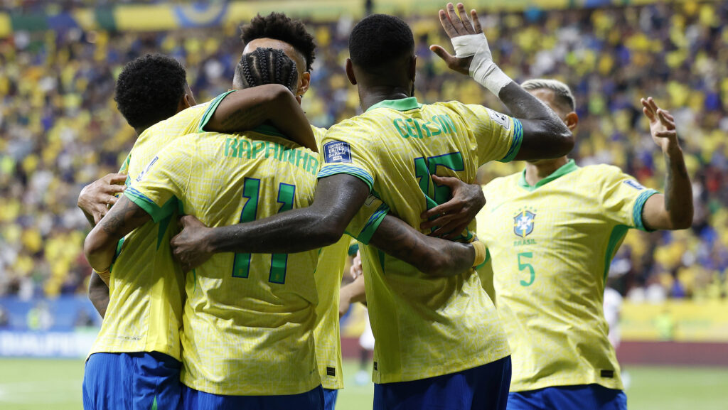 jogadores seleção abraçando