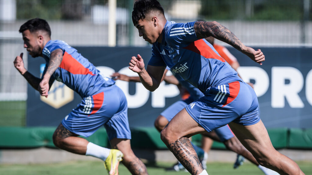 jogadores do cruzeiro treinando