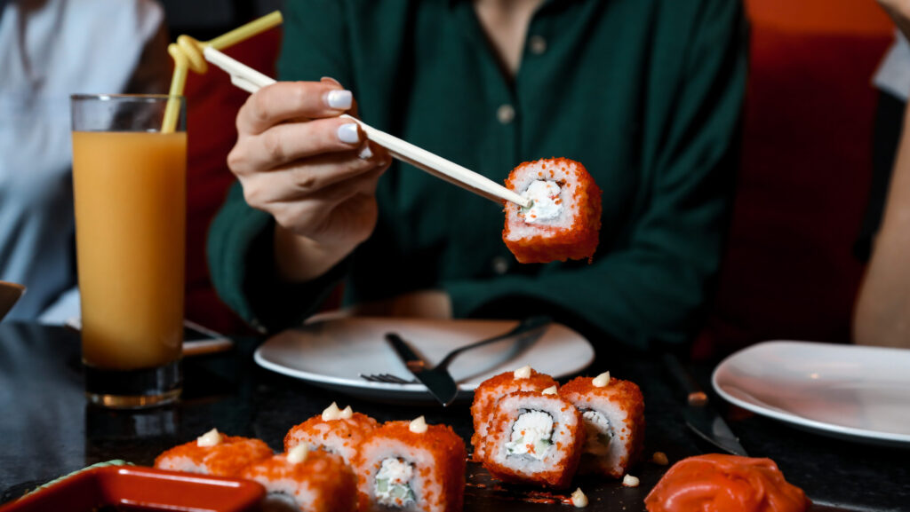 pessoa comendo comida japonesa