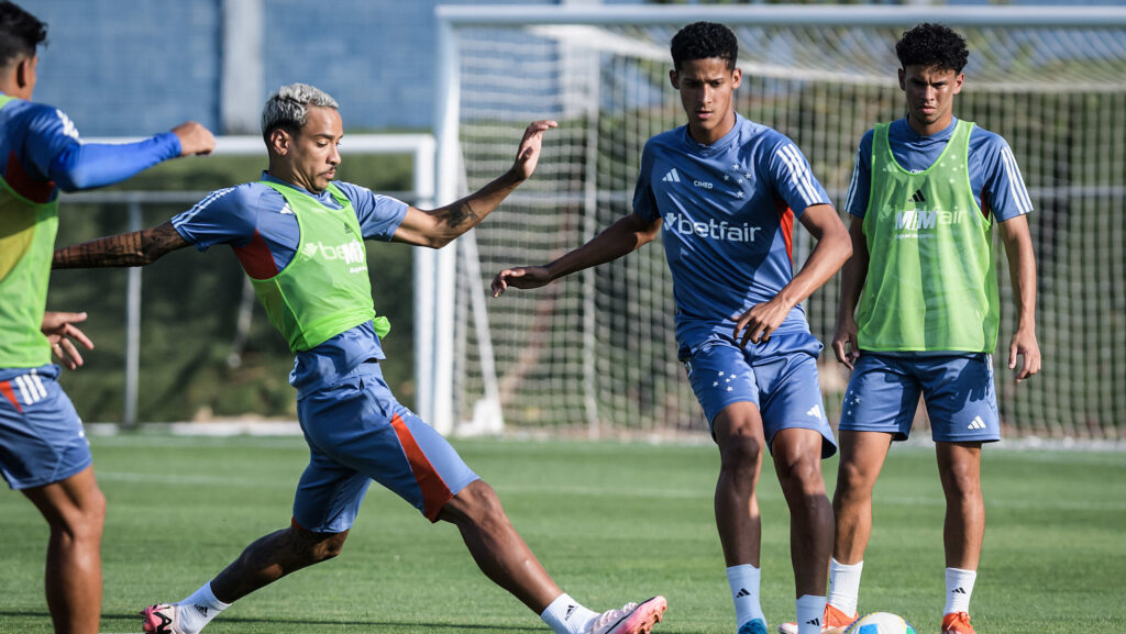 jogadores do cruzeiro treinando