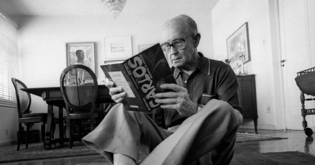 Carlos Drummond de Andrade lendo um livro