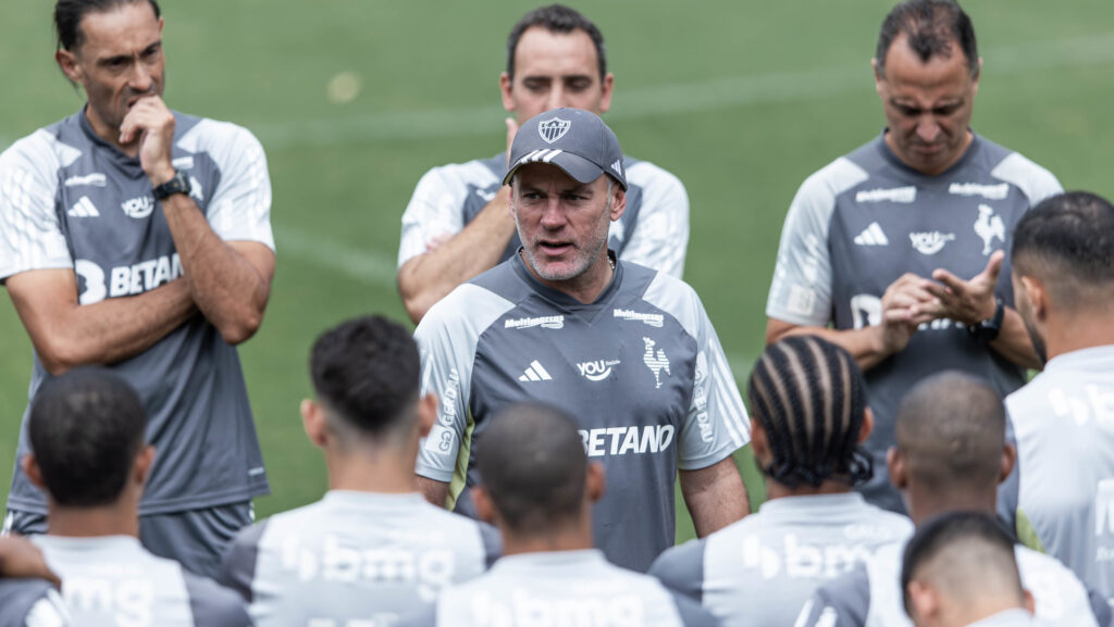 Treino do Atlético. No centro, o técnico Gabriel Milito