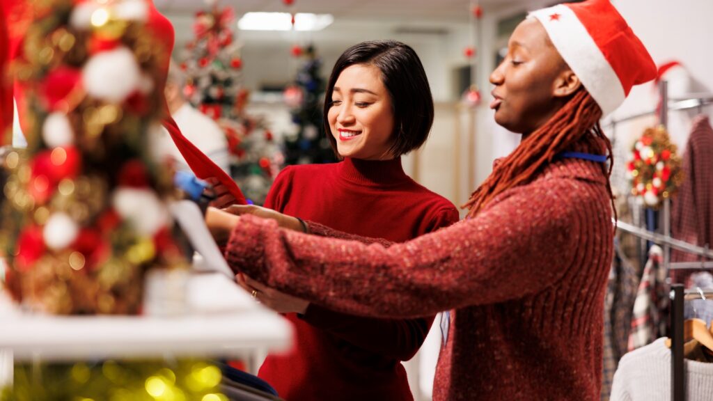 Mulheres em loja com decoração de Natal