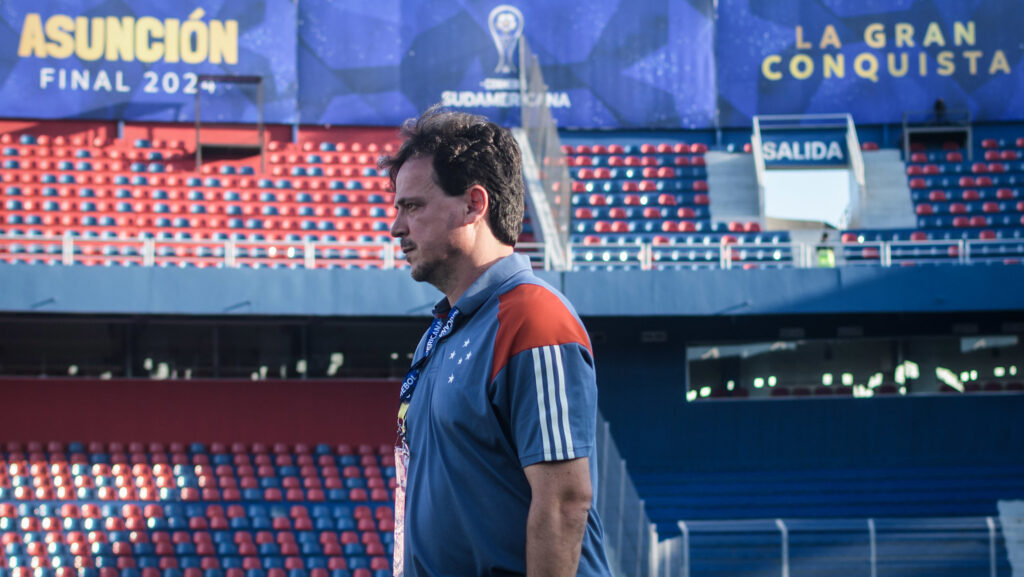 fernando diniz no estádio no paraguai