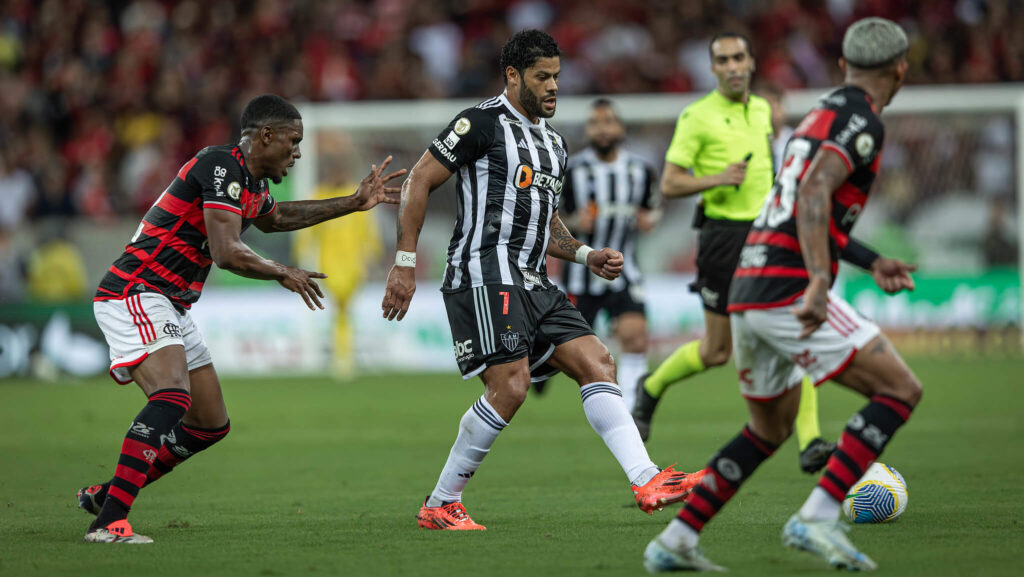 hulk e jogadores do flamengo em campo