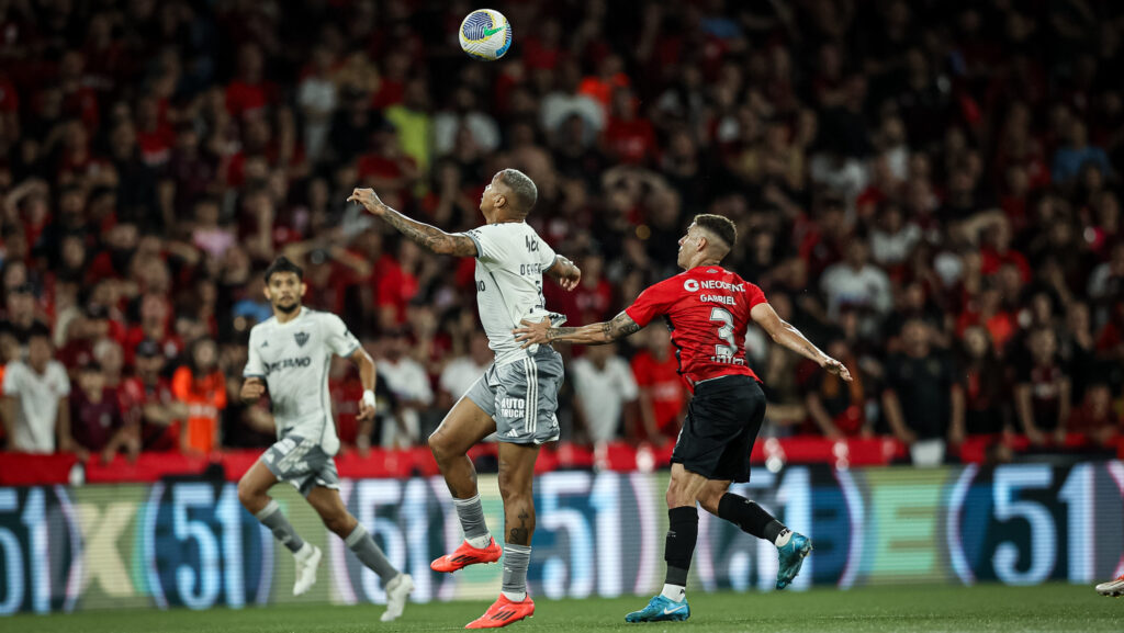 jogadores do atlético e do athletico paranaense em campo