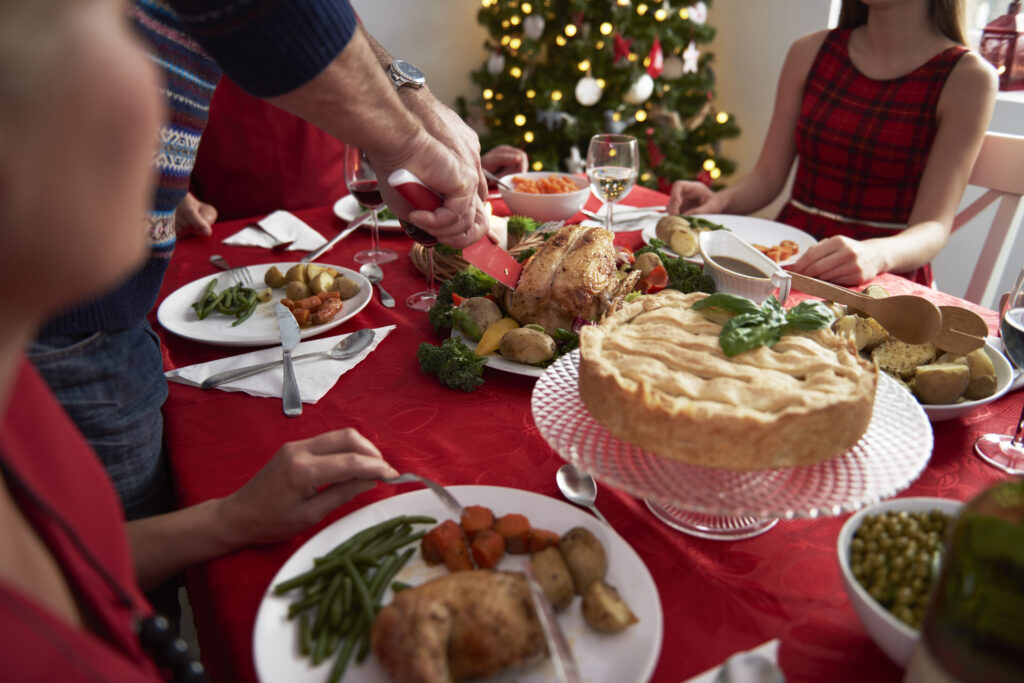 pessoas comendo ceia de natal