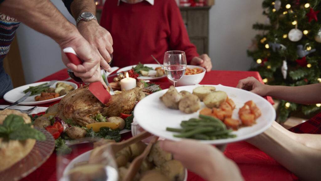 pessoa servindo ceia de natal