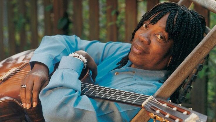 milton nascimento posando com violão