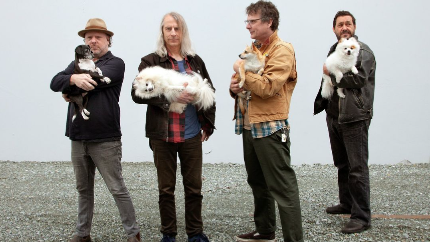 banda mudhoney posando com cachorros