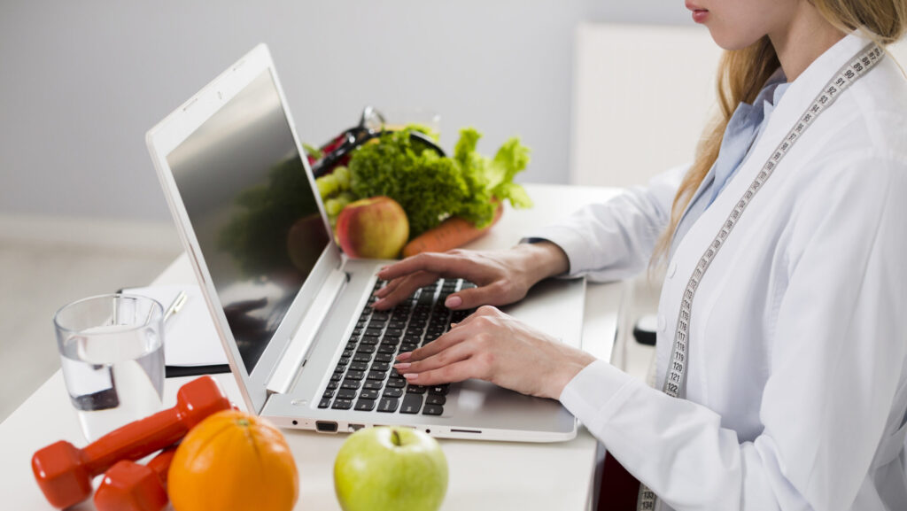 nutricionista mexendo no computador