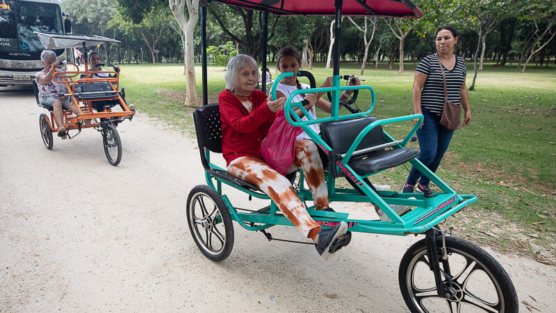 idosos andando de triciclo