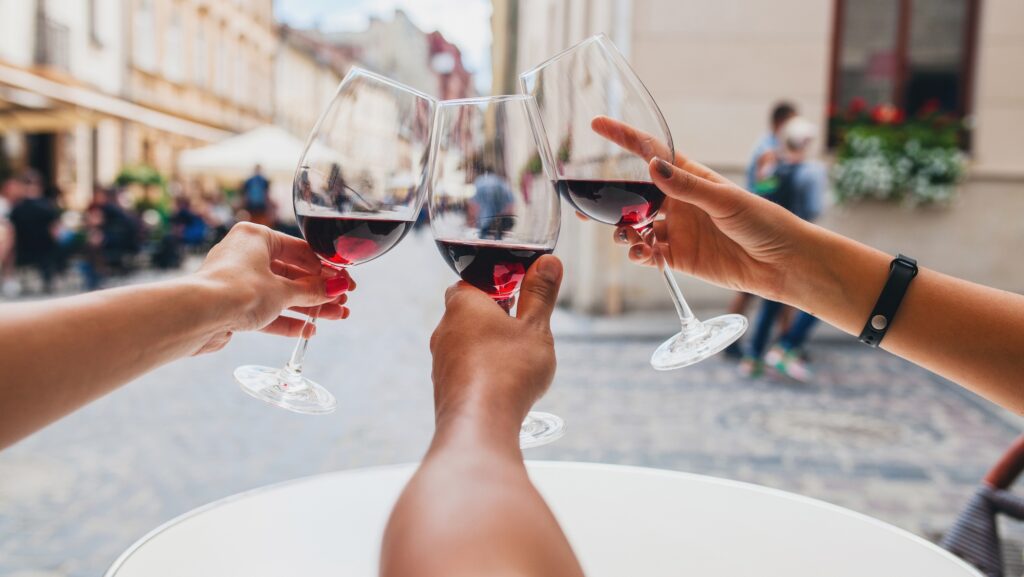 pessoas brindando com taças de vinho