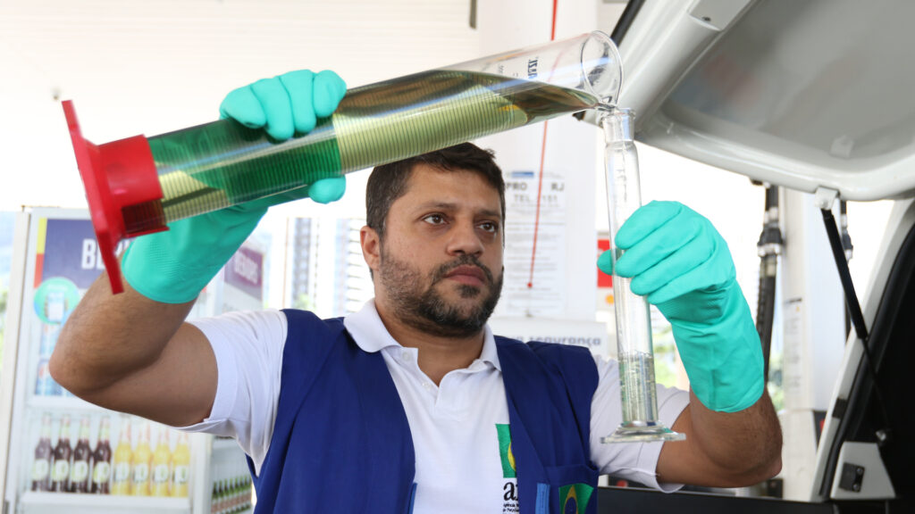 Fiscalização da ANP em postos de gasolina