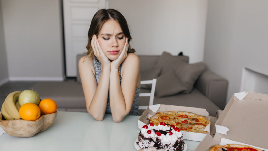 mulher exercitando o autocontrole na alimentação