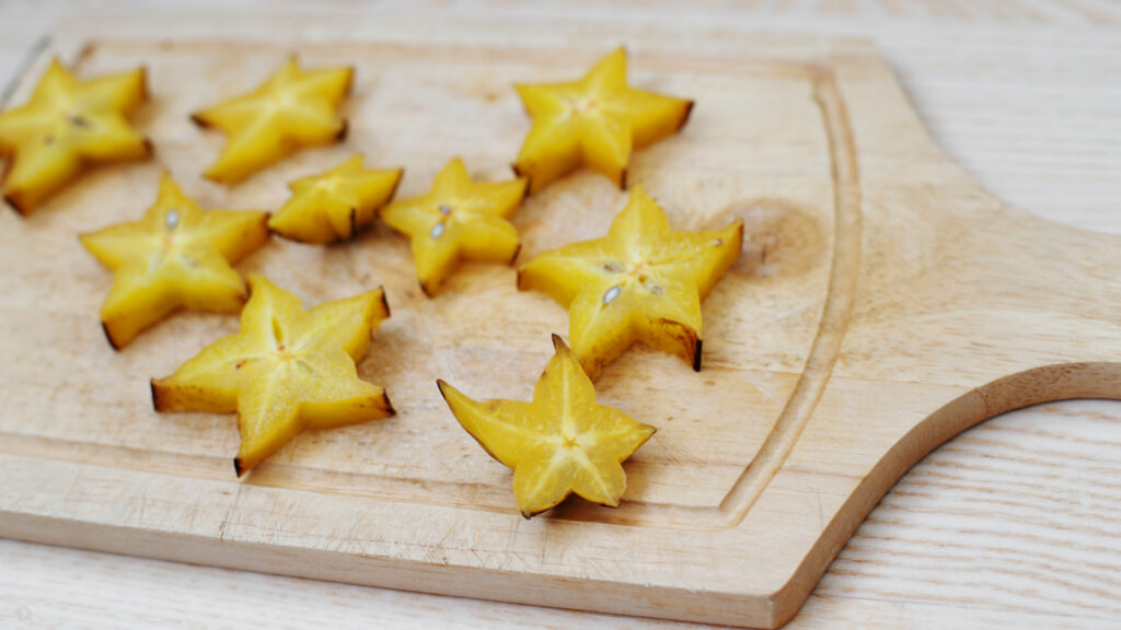 pedaços de carambola picados